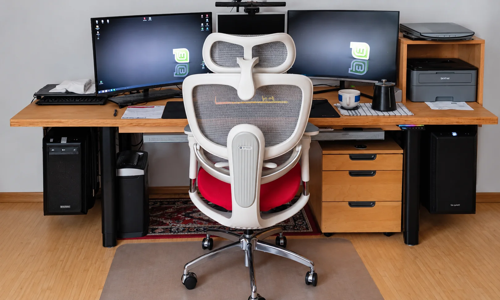 Mein Arbeitsplatz mit mehreren Monitoren, Linux Mint, Schreibtisch und Bürostuhl.